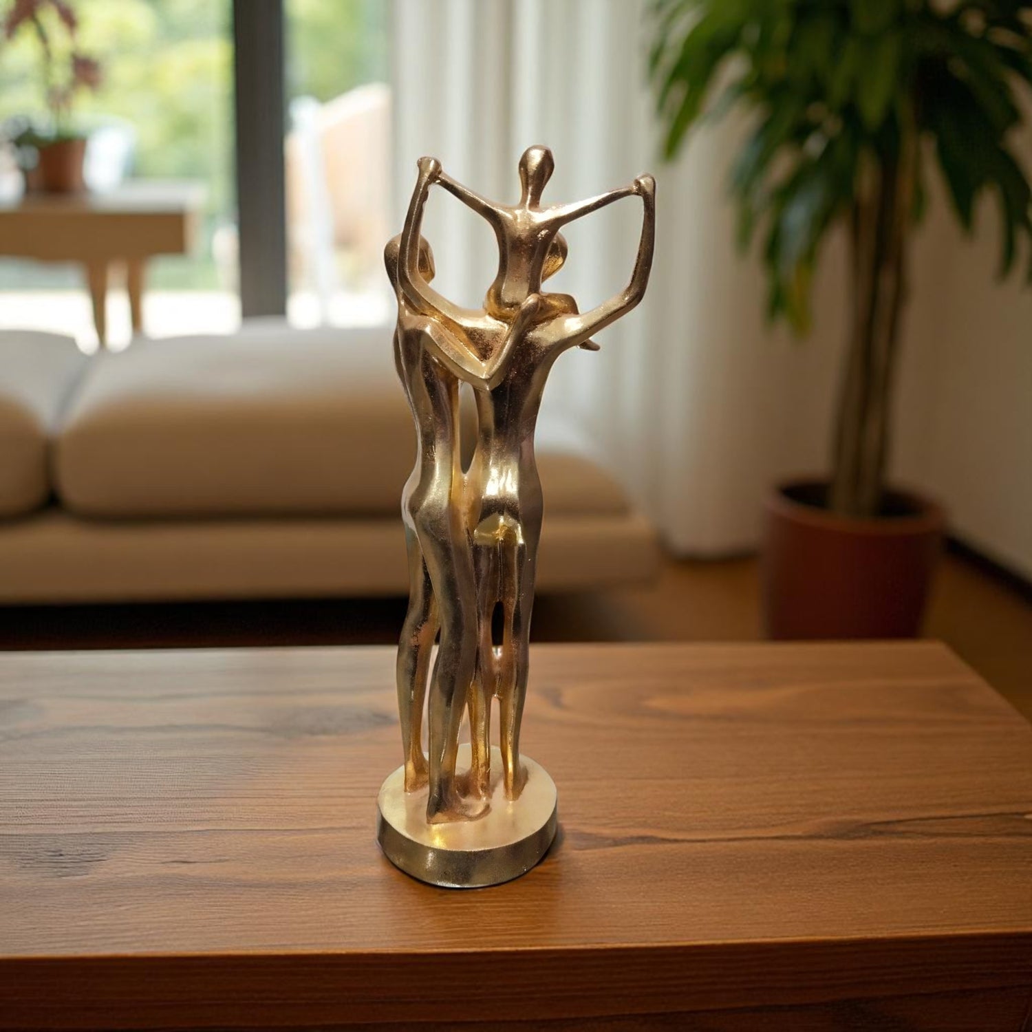 “Handcrafted Emotional Family Statue – Gift Item from Motumal Giftwala Ranchi”